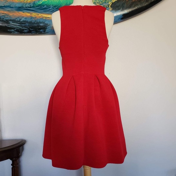 Red dress - Picture 4 of 8